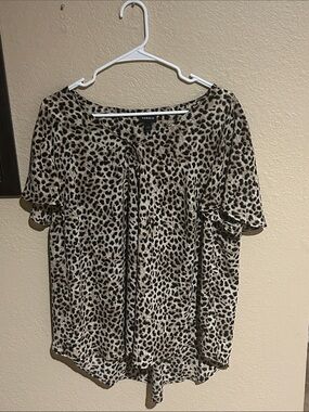 Torrid Leopard Print Pleated Front Blouse Size 1 Plus Size Flowy Top